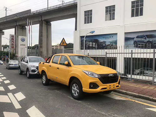 江铃宝典皮卡国六柴油工程黄