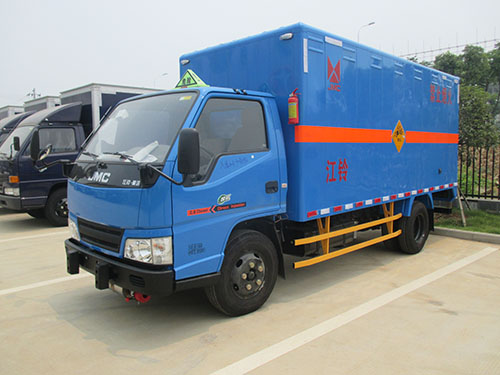 深圳江铃五十六货车 易燃易爆厢式运输车